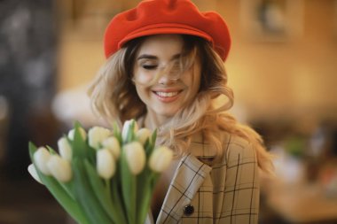 Beyaz bahar çiçekler mutlu kız buket/beyaz çiçekler, güzel genç model Mart buket