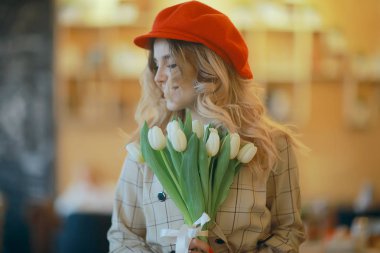 Beyaz bahar çiçekler mutlu kız buket/beyaz çiçekler, güzel genç model Mart buket