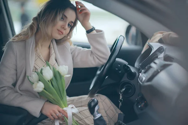 女の子スプリングオート 車の中で幸せな女の子 旅行春ムード幸福 — ストック写真