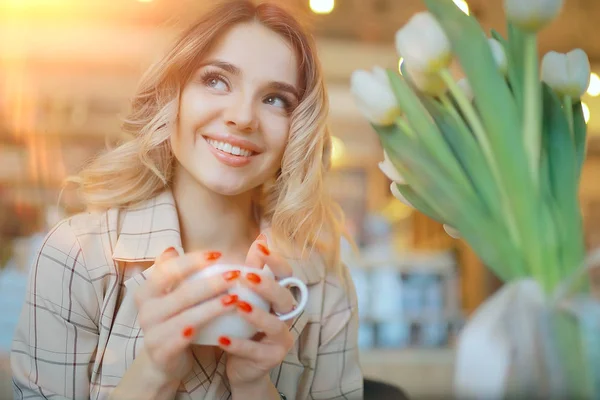 Meisje Zit Een Cafe Aan Een Tafel Mooie Jonge Model — Stockfoto