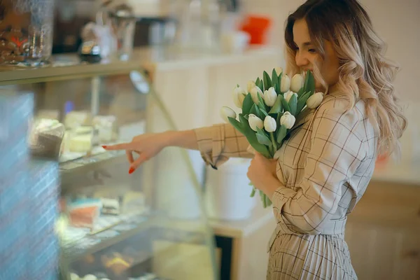 Mädchen Mit Einem Blumenstrauß Einem Café Schöne Vitrine Ernährung Glück — Stockfoto