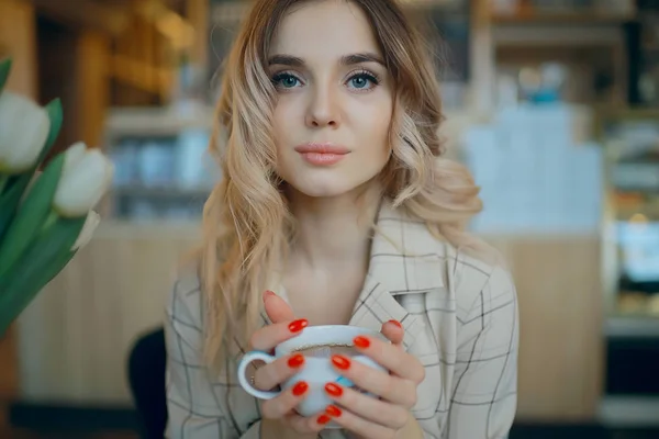 Rubia Maquillaje Estilo Pelo Hermosa Modelo Adulto Joven Mirada Primavera —  Fotos de Stock