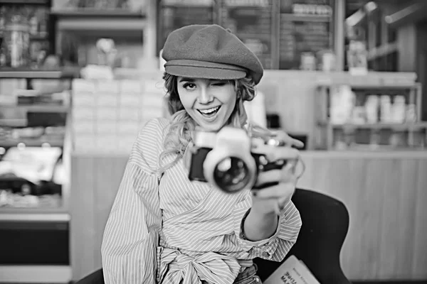 Винтажная Камера Девушка Красивая Молодая Модель Держа Руках Старую Камеру — стоковое фото