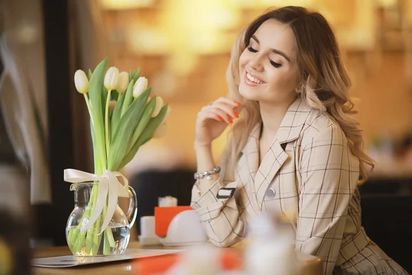 Meisje Zit Een Cafe Aan Een Tafel Mooie Jonge Model — Stockfoto