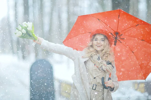 花と春の降雪美しい少女 国際女性の日の3月の概念 ガールフレンドのためのギフト — ストック写真