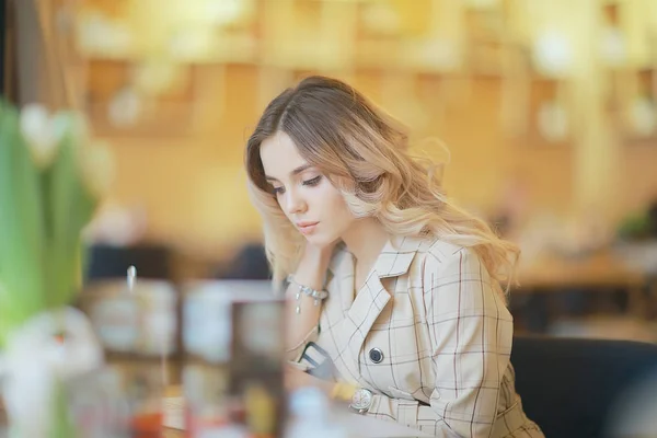 Tyttö Istuu Kahvilassa Pöydässä Kaunis Nuori Malli Poseeraa Joukko Kukkia — kuvapankkivalokuva