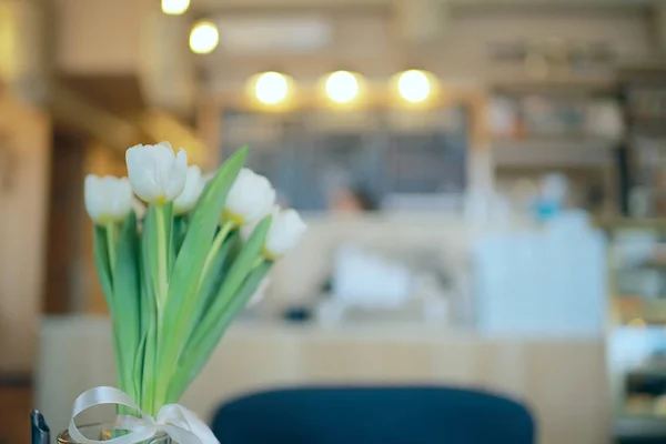 Flores Primavera Buquê Menina Bonita Com Flores Primavera Tulipas Brancas — Fotografia de Stock