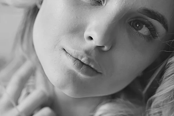 Блондинка Макияж Прическа Красивая Молодая Модель Весенний Взгляд — стоковое фото