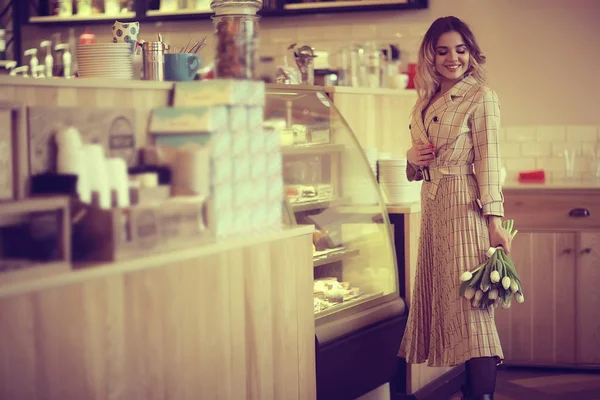 Menina Com Buquê Flores Café Bela Vitrine Dieta Felicidade Humor — Fotografia de Stock