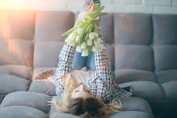 Lentebloemen Boeket Mooi Meisje Met Lentebloemen Van Witte Tulpen Geluk — Stockfoto