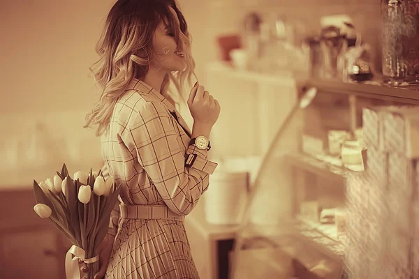 Fille Avec Bouquet Fleurs Dans Café Belle Vitrine Régime Bonheur — Photo