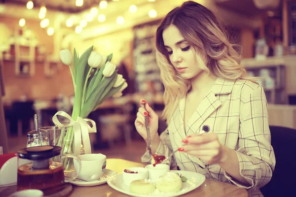 Ramo Flores Primavera Hermosa Chica Con Flores Primavera Tulipanes Blancos —  Fotos de Stock