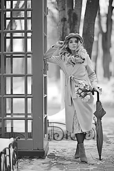 England Vermelho Telefone Cabine Primavera Menina Londres Andar Retrato Inglês — Fotografia de Stock