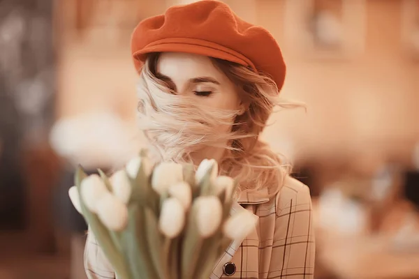 Wind Haar Blumen Frühling Mädchen Glücklich Modell Posiert Für Foto — Stockfoto