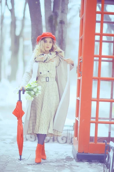 Англія Червоний Телефон Стенд Весна Дівчина Лондон Прогулянка Портрет Англійське — стокове фото