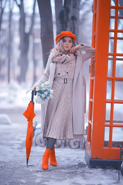 Frühling Look Mädchen Blumen Regenschirm Junge Schöne Modell Modischen Stil — Stockfoto