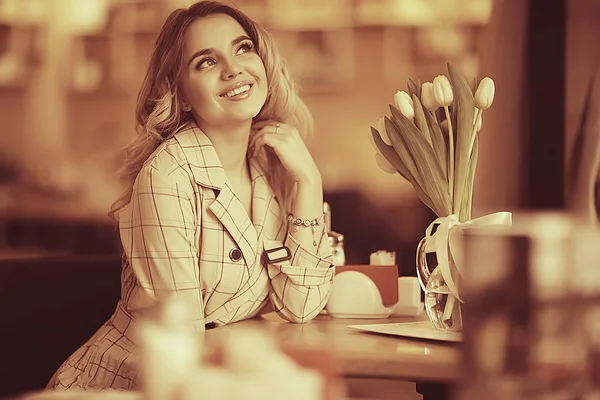 Meisje Zit Een Cafe Aan Een Tafel Mooie Jonge Model — Stockfoto