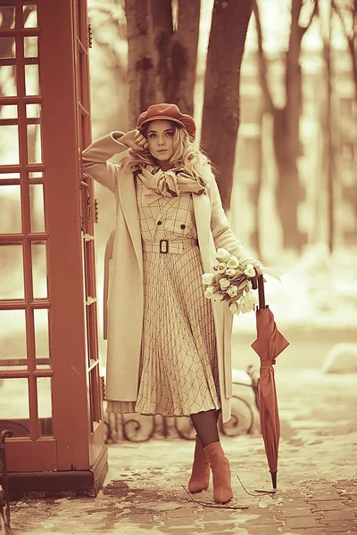 イングランド赤電話ブース春の女の子 ロンドンウォークポートレート Englishwoman 英国の観光 — ストック写真