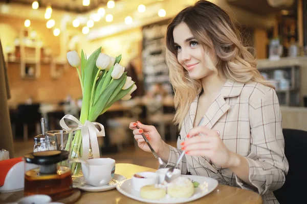 Chica Con Ramo Flores Café Escaparate Hermoso Dieta Felicidad Estado —  Fotos de Stock