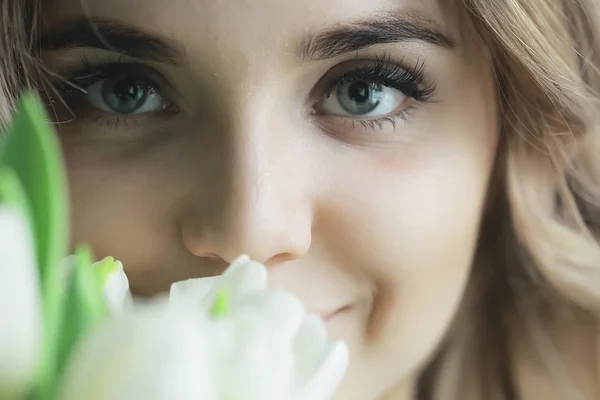 Boldog Lány Csokor Fehér Tavaszi Virágok Március Csokor Fehér Virágok — Stock Fotó