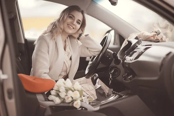 Lány Tavaszi Auto Boldog Lány Autóban Utazás Tavasszal Hangulat Boldogság — Stock Fotó