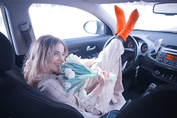 Beyaz bahar çiçekler mutlu kız buket/beyaz çiçekler, güzel genç model Mart buket