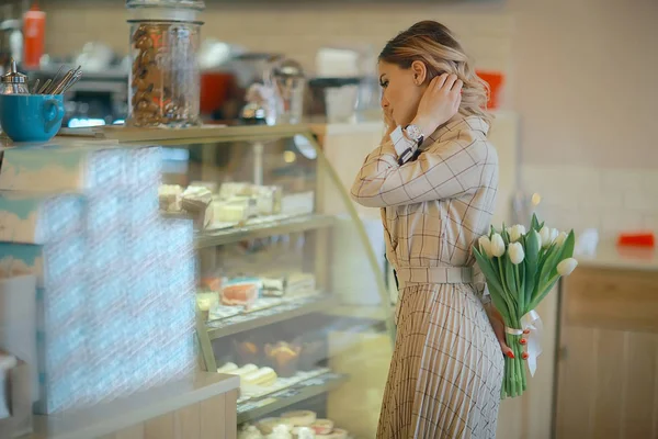 Flicka Med Bukett Blommor Ett Kafé Vackert Skyltfönster Diet Lycka — Stockfoto