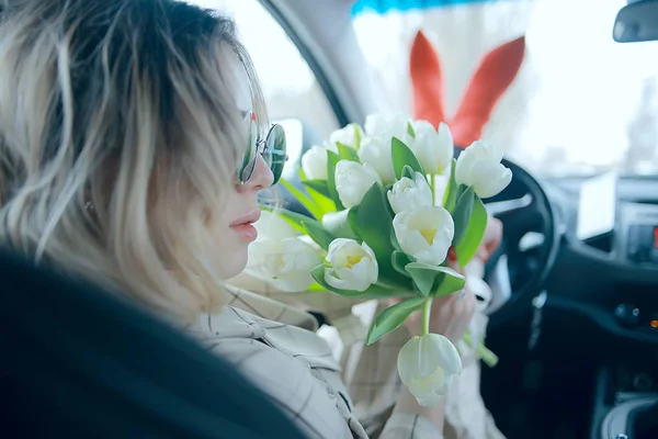 Bouquet Ragazza Felice Fiori Bianchi Primavera Bouquet Marzo Fiori Bianchi — Foto Stock