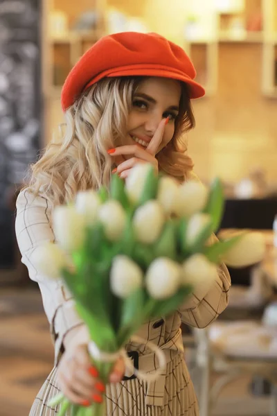Букет Весенних Цветов Красивая Девушка Весенними Цветами Белых Тюльпанов Счастье — стоковое фото