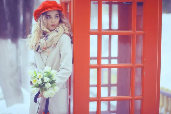 England Red Phone Booth Spring Girl London Walk Retrato Inglés — Foto de Stock