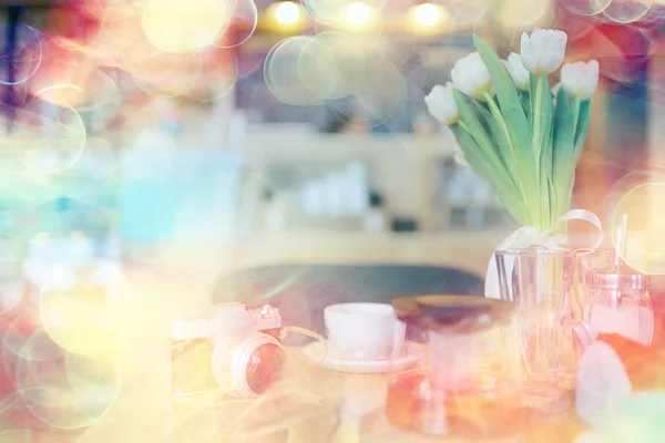 Tavaszi Virágok Csokor Szép Lány Tavaszi Virágok Fehér Tulipán Boldogság — Stock Fotó