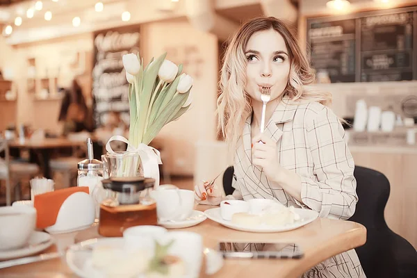 Meisje Zit Een Cafe Aan Een Tafel Mooie Jonge Model — Stockfoto