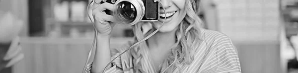빈티지 카메라 모델은 그녀의 카메라를 사진을 사진을 — 스톡 사진