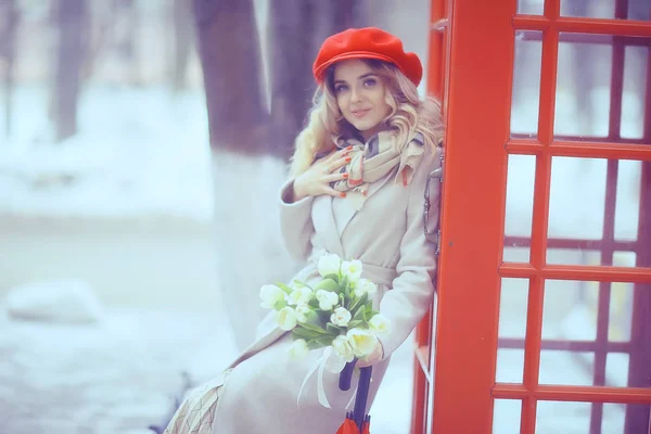 イングランド赤電話ブース春の女の子 ロンドンウォークポートレート Englishwoman 英国の観光 — ストック写真