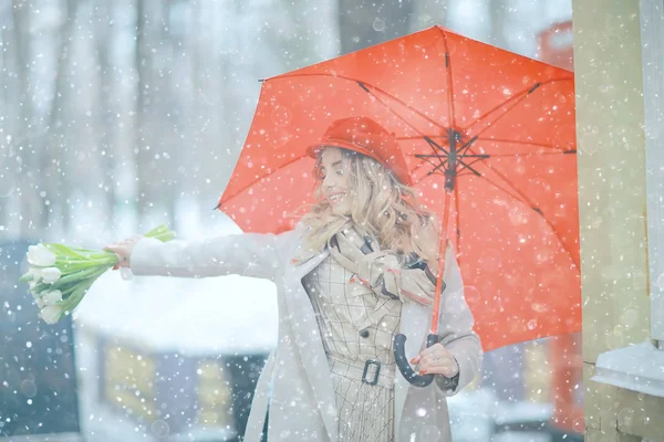 Vår Snöfall Vacker Flicka Med Blommor Begreppet Internationella Kvinno Dagen — Stockfoto