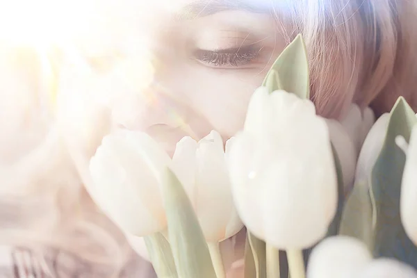 Buquê Menina Feliz Flores Brancas Primavera Buquê Março Flores Brancas — Fotografia de Stock