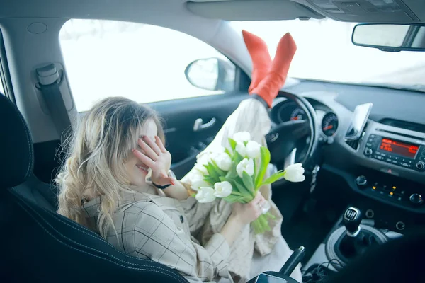 Beyaz bahar çiçekler mutlu kız buket/beyaz çiçekler, güzel genç model Mart buket