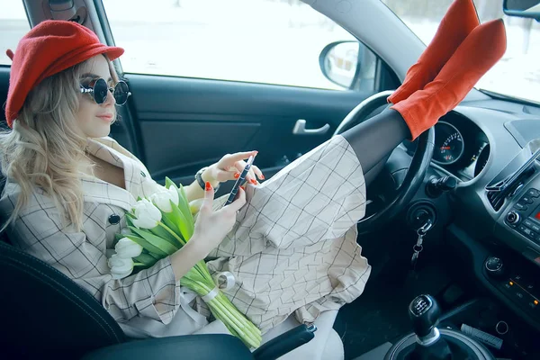 Beyaz bahar çiçekler mutlu kız buket/beyaz çiçekler, güzel genç model Mart buket