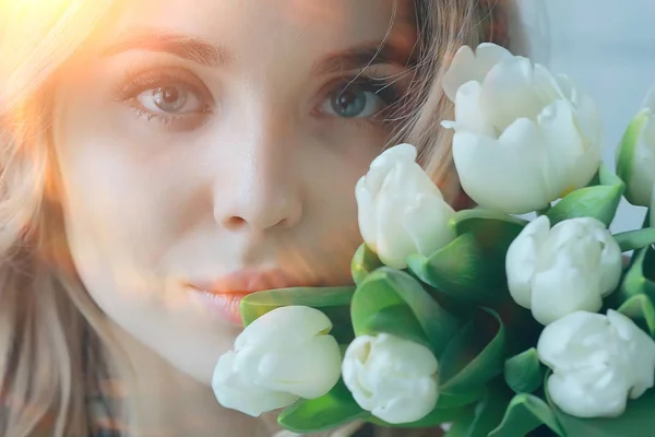 Букет Весенних Цветов Красивая Девушка Весенними Цветами Белых Тюльпанов Счастье — стоковое фото