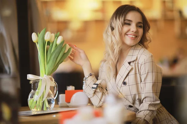 Девушка Букетом Цветов Кафе Красивая Витрина Диета Счастье Настроение — стоковое фото