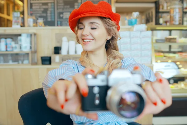 Chica Cámara Vintage Hermosa Modelo Joven Sosteniendo Una Cámara Vieja — Foto de Stock