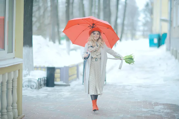 Tavaszi Nézd Lány Virágok Esernyő Fiatal Szép Modell Divatos Stílusú — Stock Fotó