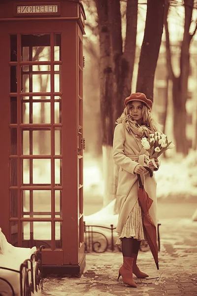 England Red Phone Booth Spring Girl London Walk Portrait Englischfrau — Stockfoto