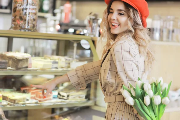 Chica Con Ramo Flores Café Escaparate Hermoso Dieta Felicidad Estado — Foto de Stock