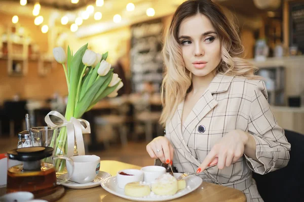 Girl Sitting Cafe Table Beautiful Young Model Posing Bunch Flowers — Stock Photo, Image