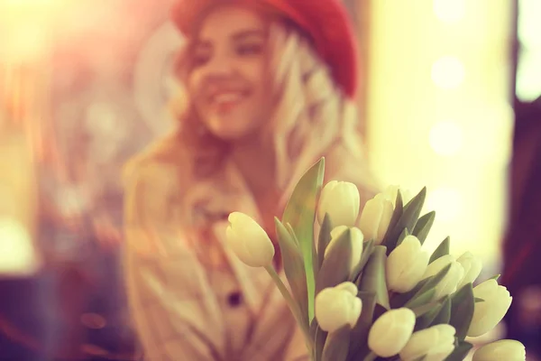 Glückliches Mädchen Strauß Weißer Frühlingsblumen Marsch Strauß Weißer Blumen Schönes — Stockfoto