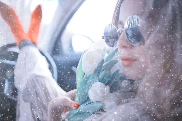Vår Snöfall Vacker Flicka Med Blommor Begreppet Internationella Kvinno Dagen — Stockfoto