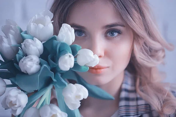 Buquê Menina Feliz Flores Brancas Primavera Buquê Março Flores Brancas — Fotografia de Stock