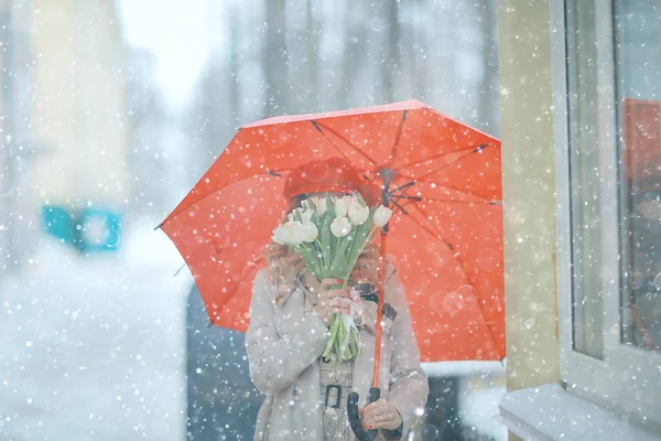 Frühling Schneefall Schönes Mädchen Mit Blumen Konzept Des Internationalen Frauentags — Stockfoto