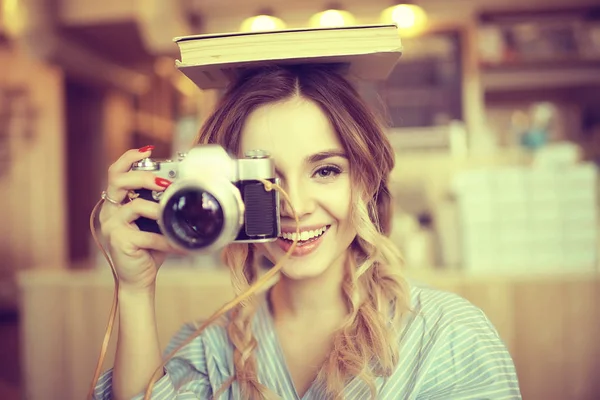 빈티지 카메라 모델은 그녀의 카메라를 사진을 사진을 — 스톡 사진